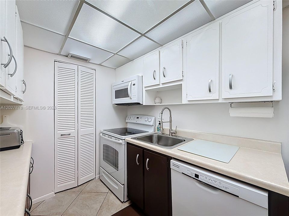 For Sale: $409,000 (2 beds, 2 baths, 747 Square Feet)