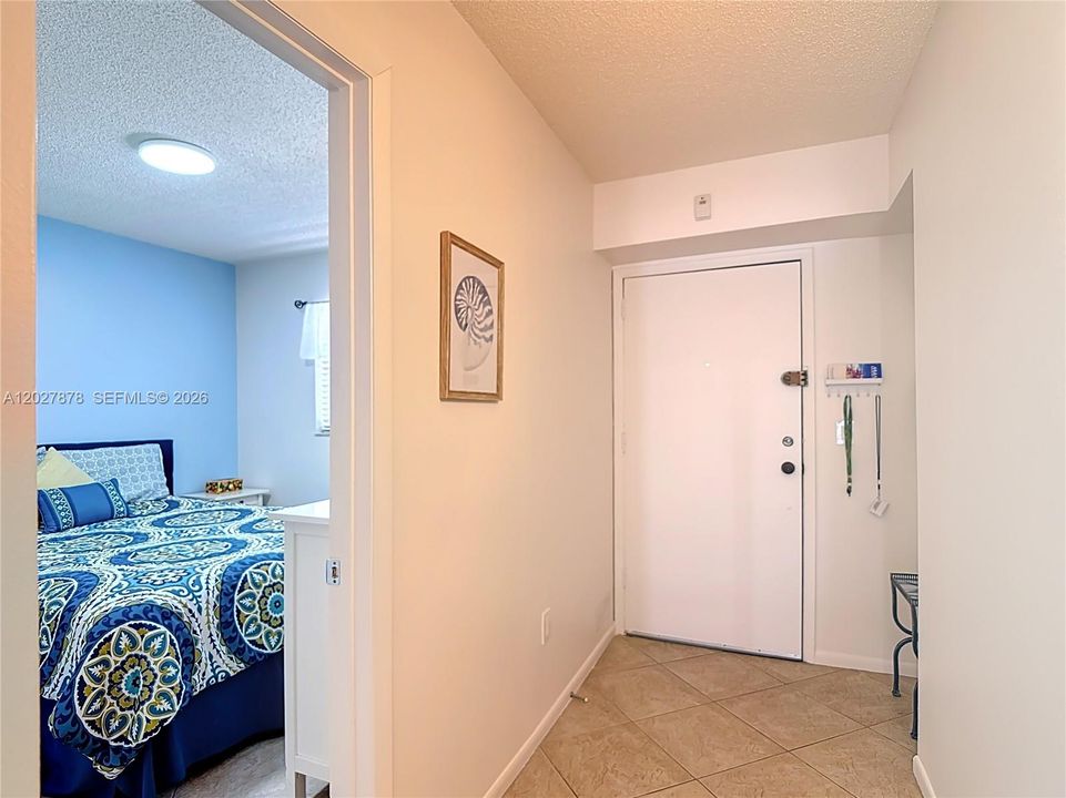 For Sale: $409,000 (2 beds, 2 baths, 747 Square Feet)