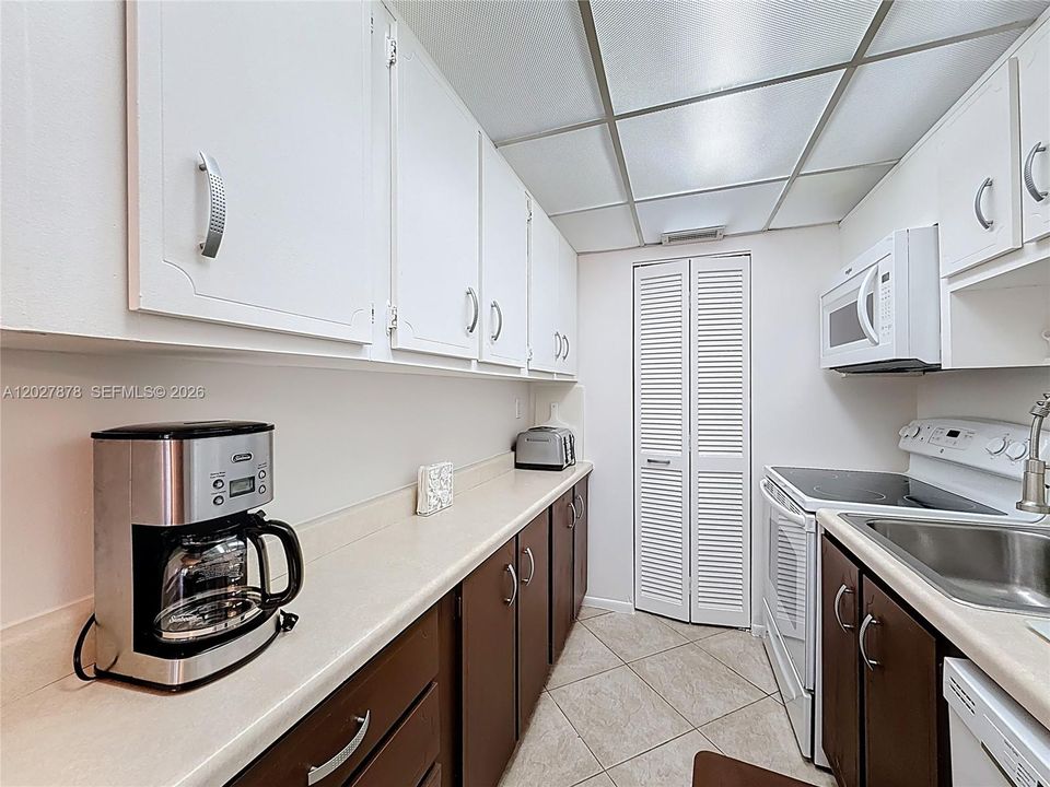 For Sale: $409,000 (2 beds, 2 baths, 747 Square Feet)