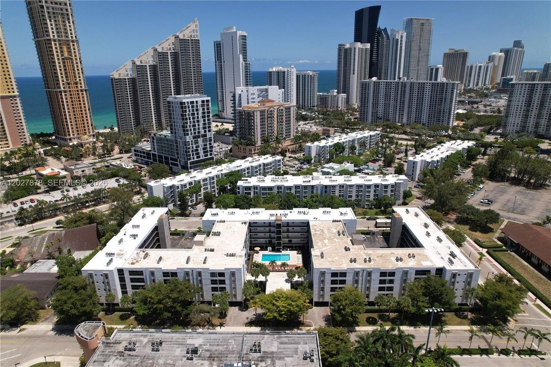 For Sale: $409,000 (2 beds, 2 baths, 747 Square Feet)