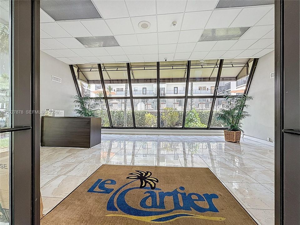 For Sale: $409,000 (2 beds, 2 baths, 747 Square Feet)
