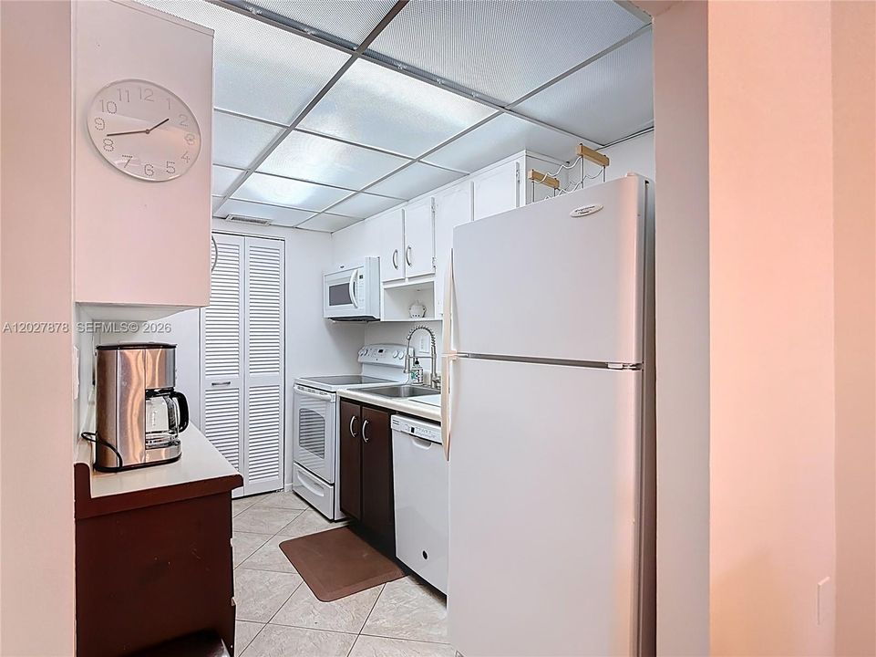 For Sale: $409,000 (2 beds, 2 baths, 747 Square Feet)