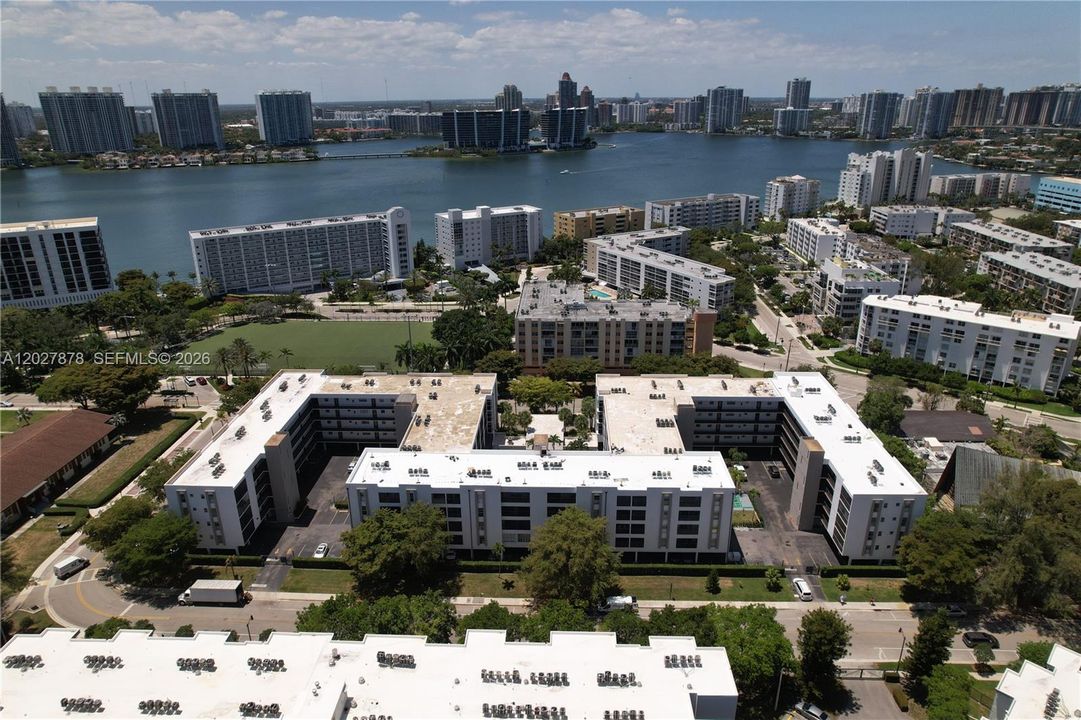 For Sale: $409,000 (2 beds, 2 baths, 747 Square Feet)