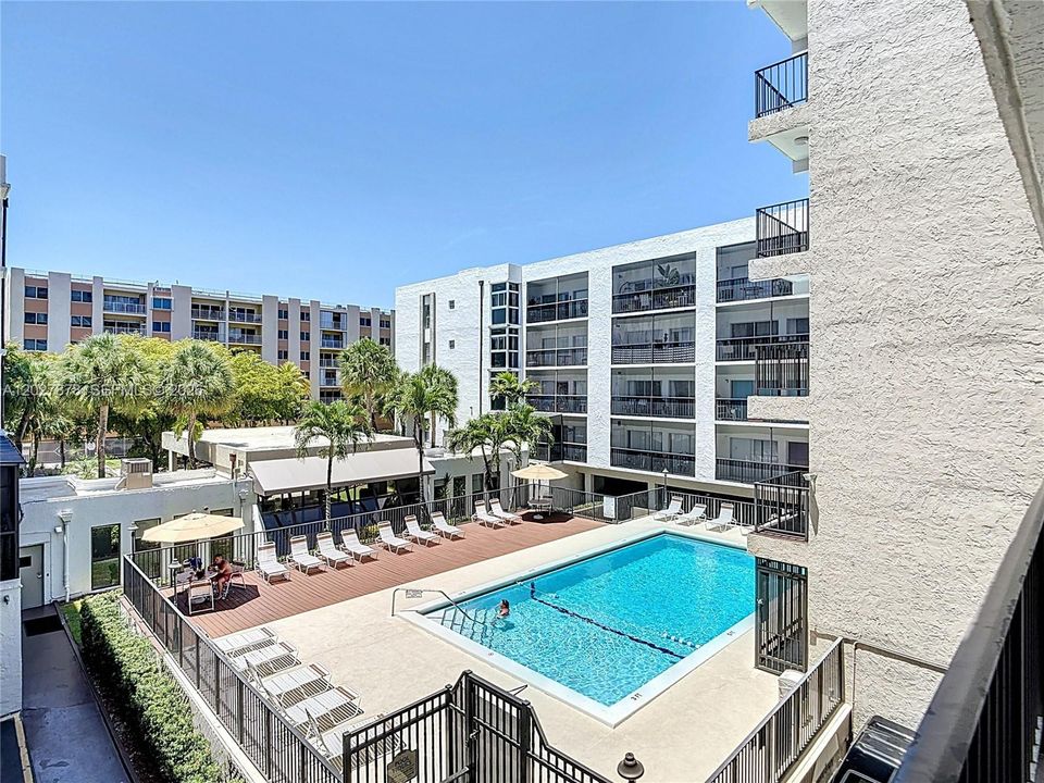 For Sale: $409,000 (2 beds, 2 baths, 747 Square Feet)