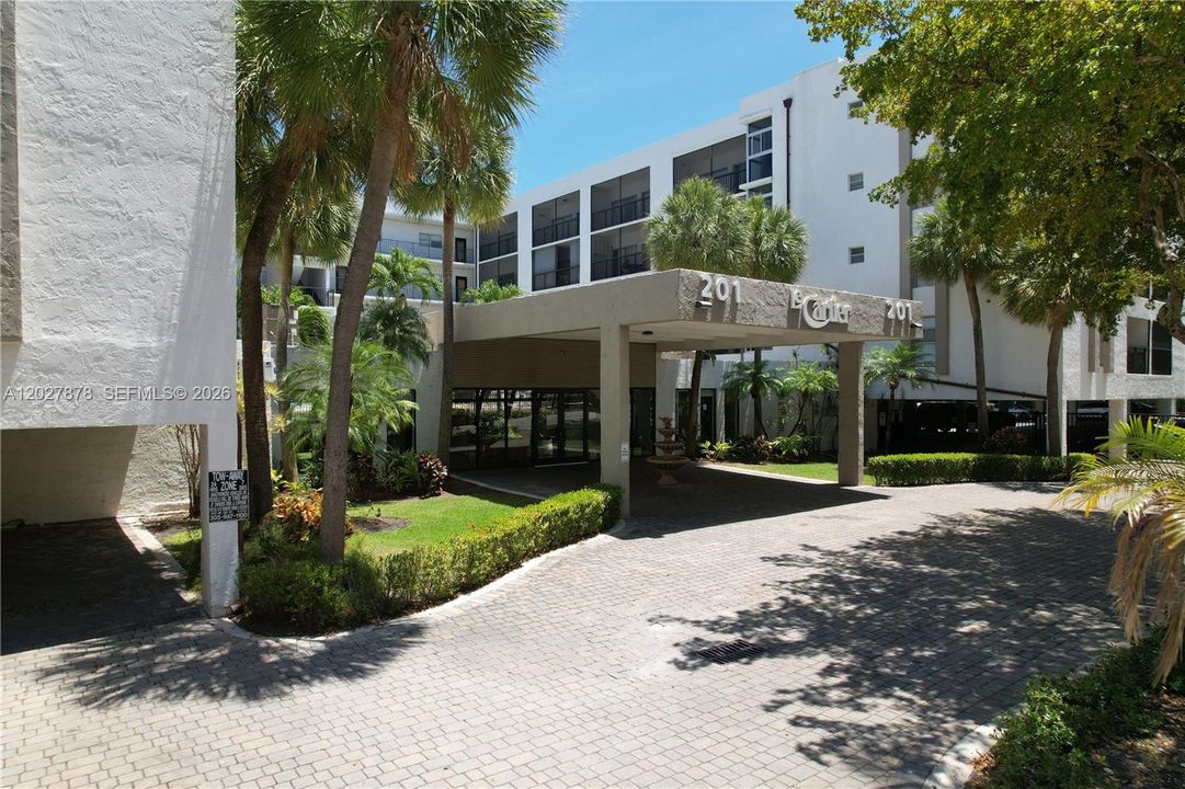 For Sale: $409,000 (2 beds, 2 baths, 747 Square Feet)