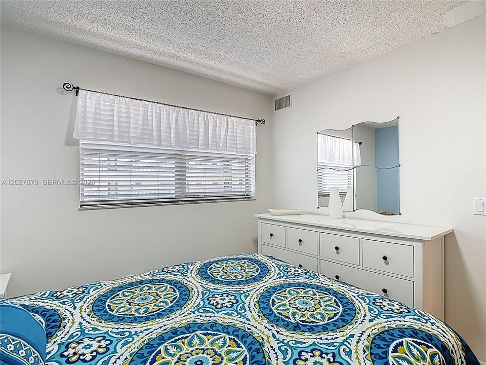 For Sale: $409,000 (2 beds, 2 baths, 747 Square Feet)