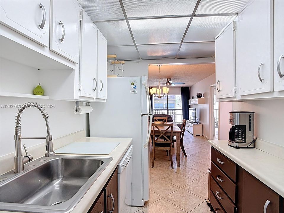 For Sale: $409,000 (2 beds, 2 baths, 747 Square Feet)