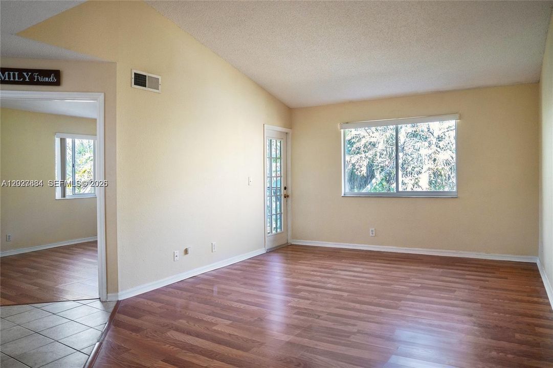 For Rent: $1,975 (2 beds, 1 baths, 1035 Square Feet)