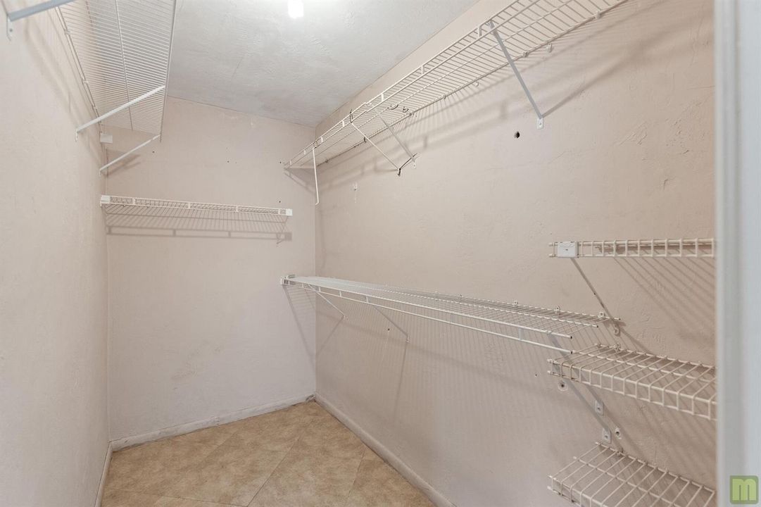 31 bed1-closet