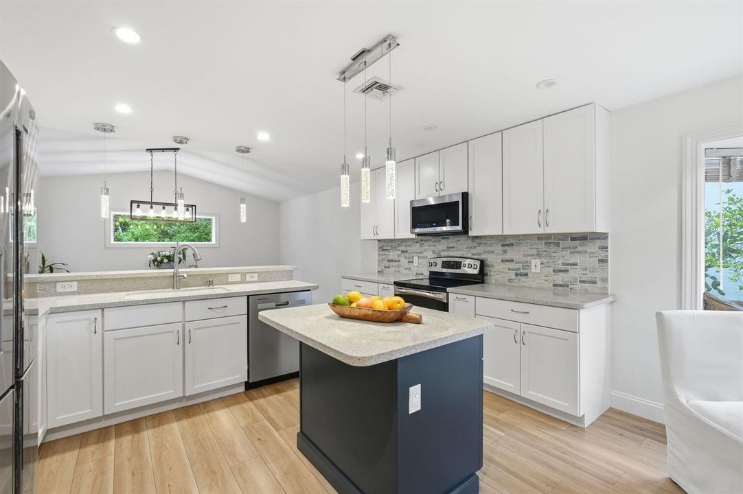 24-web-or-mls-3916_Cypress_Lake_Drive_02