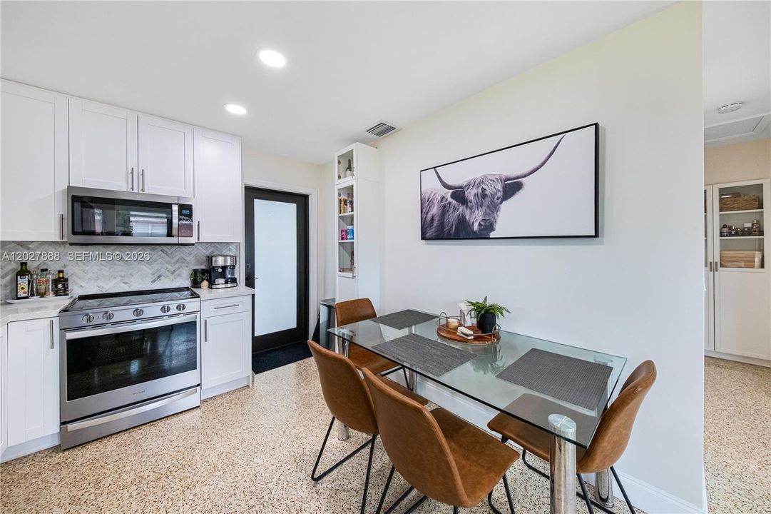 For Rent: $2,800 (2 beds, 1 baths, 1450 Square Feet)