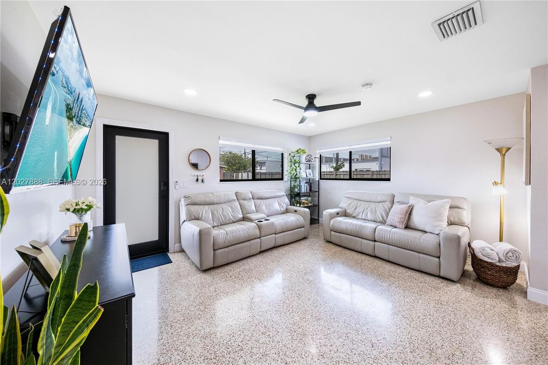 For Rent: $2,800 (2 beds, 1 baths, 1450 Square Feet)