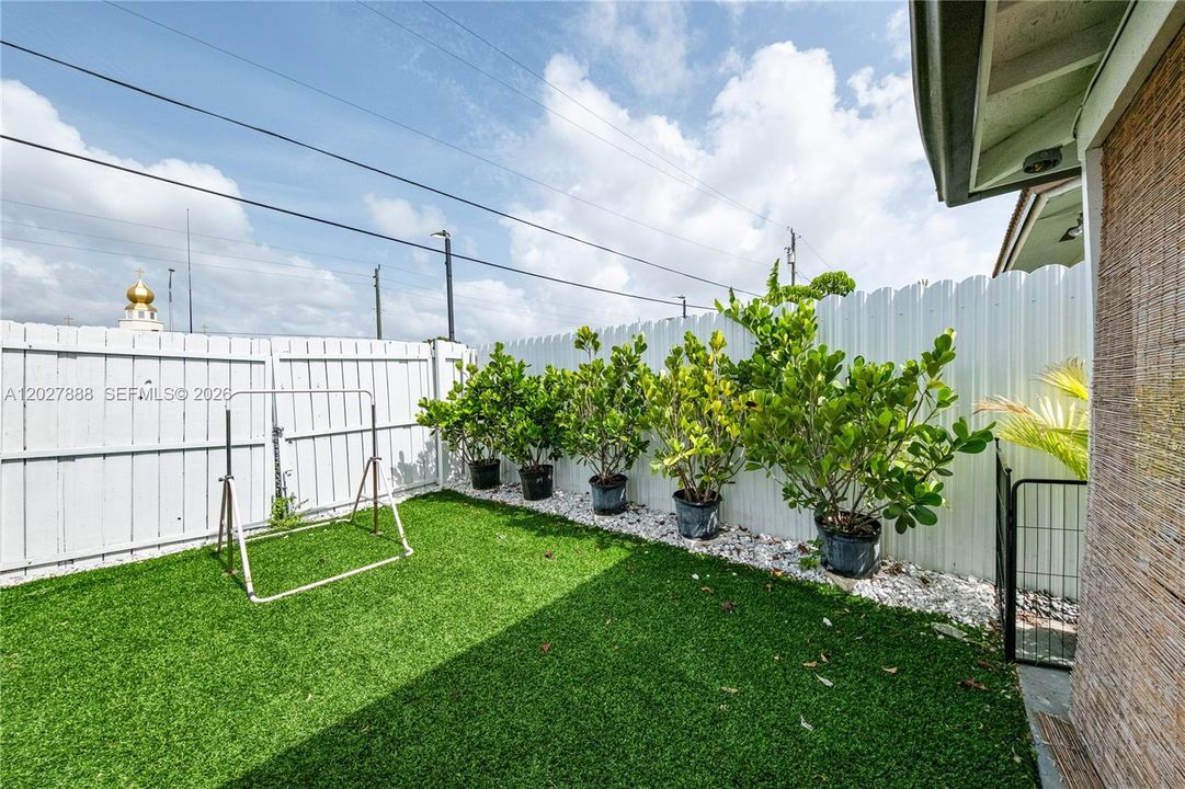 For Rent: $2,800 (2 beds, 1 baths, 1450 Square Feet)
