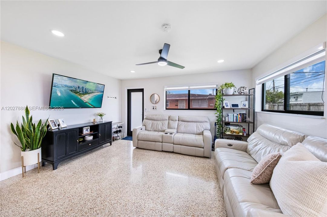 For Rent: $2,800 (2 beds, 1 baths, 1450 Square Feet)