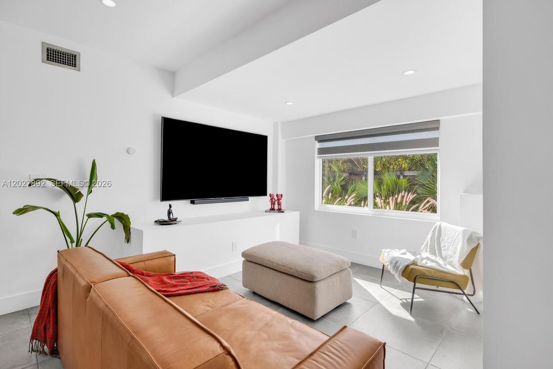 For Sale: $1,250,000 (3 beds, 2 baths, 1619 Square Feet)