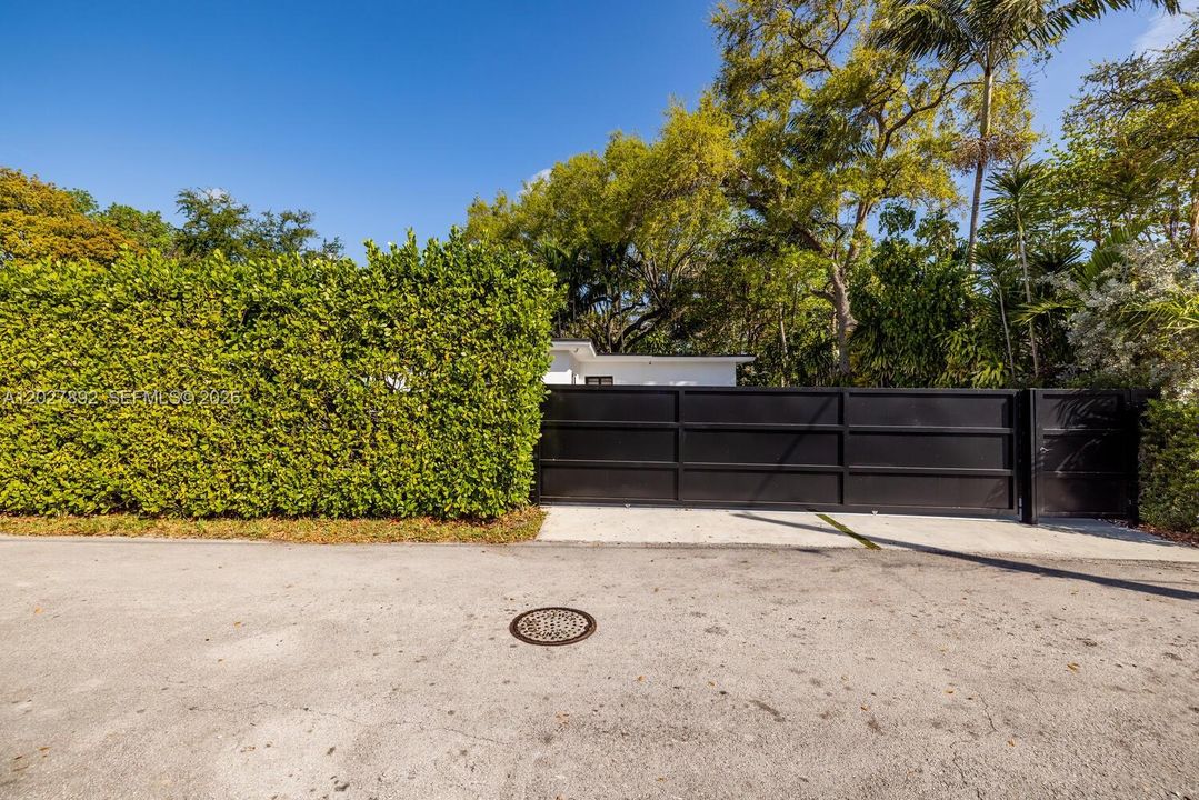For Sale: $1,250,000 (3 beds, 2 baths, 1619 Square Feet)