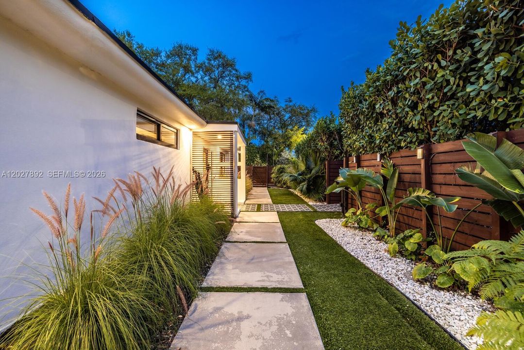For Sale: $1,250,000 (3 beds, 2 baths, 1619 Square Feet)