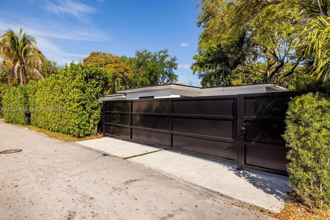 For Sale: $1,250,000 (3 beds, 2 baths, 1619 Square Feet)