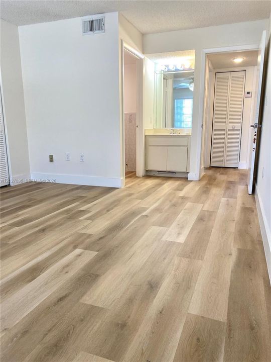 Active With Contract: $2,400 (2 beds, 2 baths, 960 Square Feet)