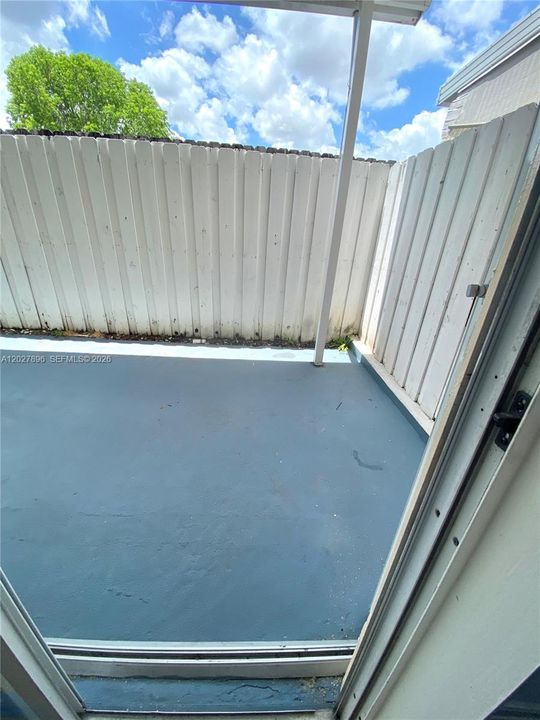 Active With Contract: $2,400 (2 beds, 2 baths, 960 Square Feet)