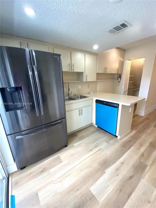 Active With Contract: $2,400 (2 beds, 2 baths, 960 Square Feet)