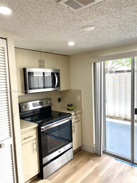 Active With Contract: $2,400 (2 beds, 2 baths, 960 Square Feet)