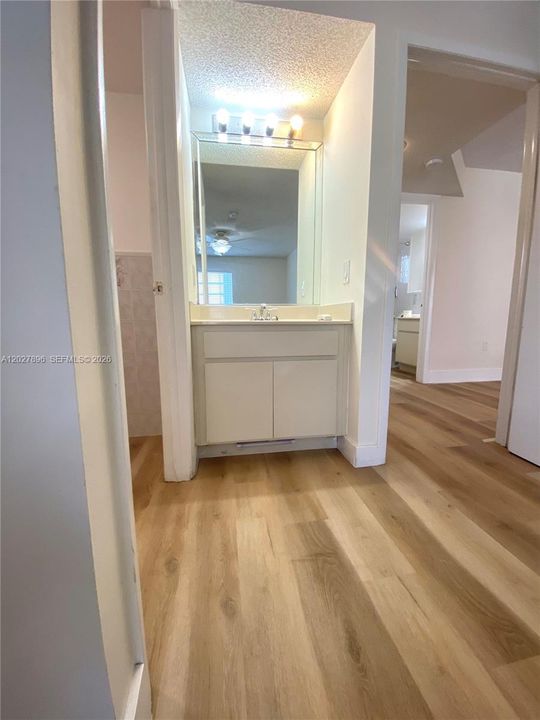 Active With Contract: $2,400 (2 beds, 2 baths, 960 Square Feet)