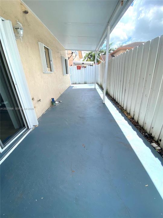 Active With Contract: $2,400 (2 beds, 2 baths, 960 Square Feet)