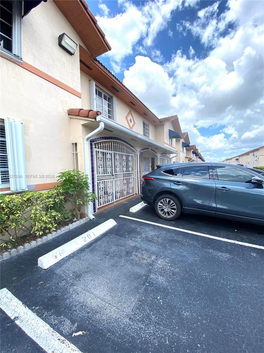 Active With Contract: $2,400 (2 beds, 2 baths, 960 Square Feet)