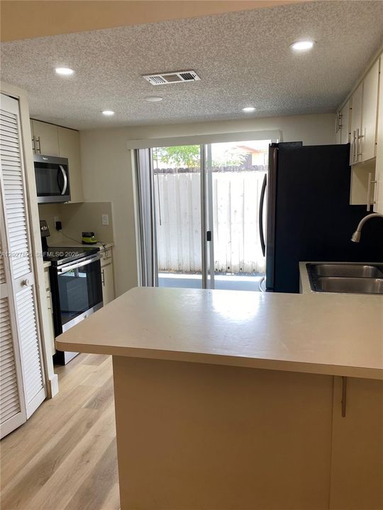 Active With Contract: $2,400 (2 beds, 2 baths, 960 Square Feet)