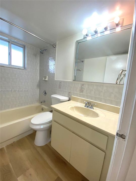 Active With Contract: $2,400 (2 beds, 2 baths, 960 Square Feet)