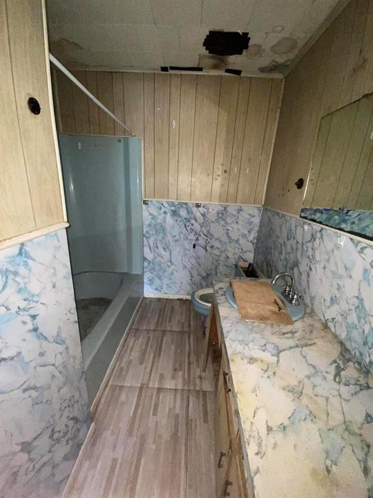 RAY BATHROOM
