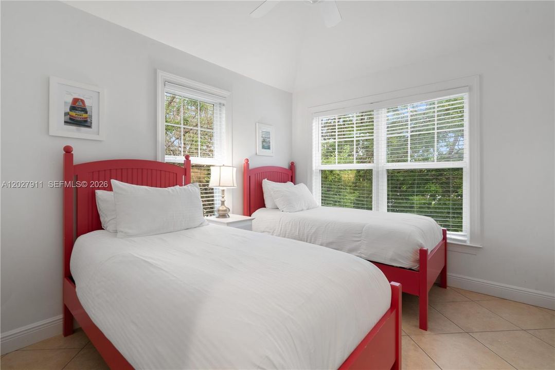 For Sale: $890,000 (3 beds, 2 baths, 1320 Square Feet)