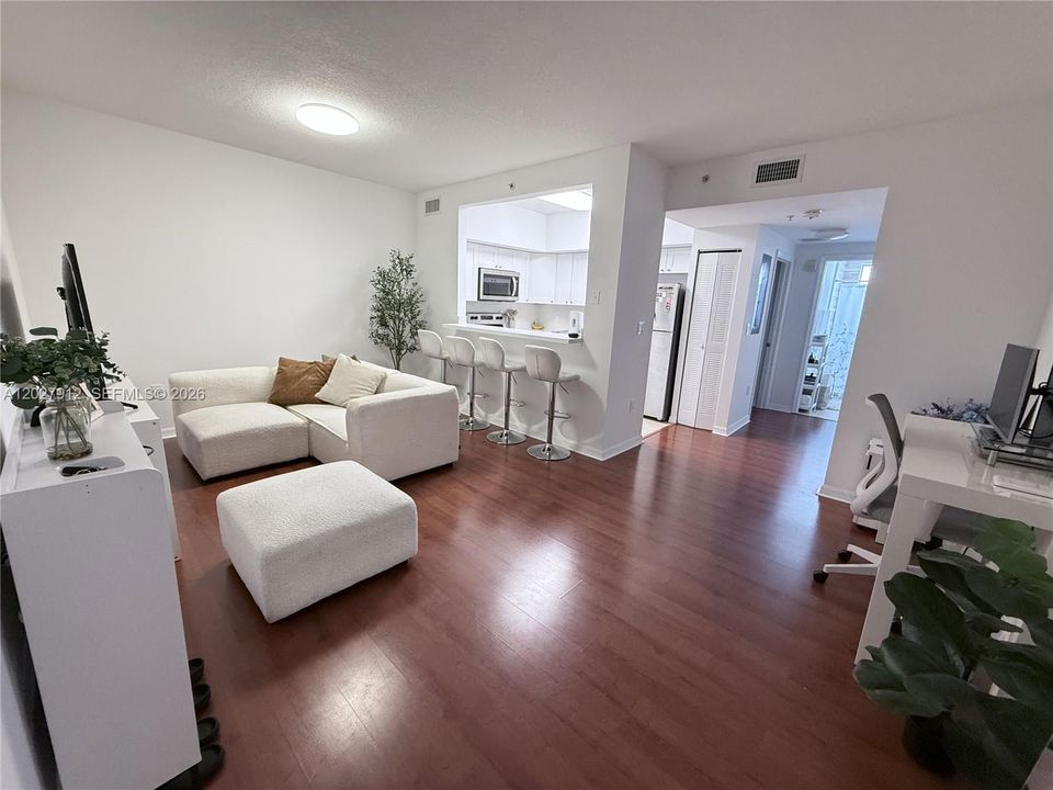 For Rent: $1,800 (1 beds, 1 baths, 598 Square Feet)