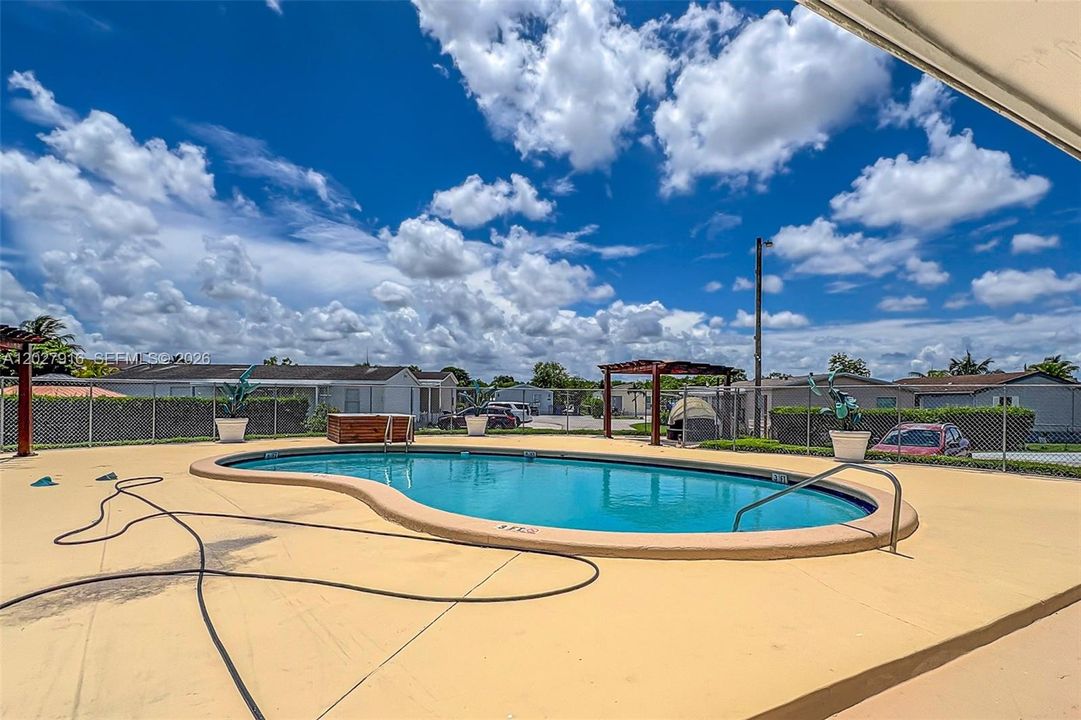 For Sale: $295,000 (3 beds, 2 baths, 1690 Square Feet)