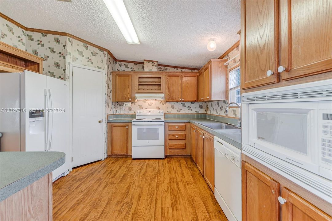For Sale: $295,000 (3 beds, 2 baths, 1690 Square Feet)