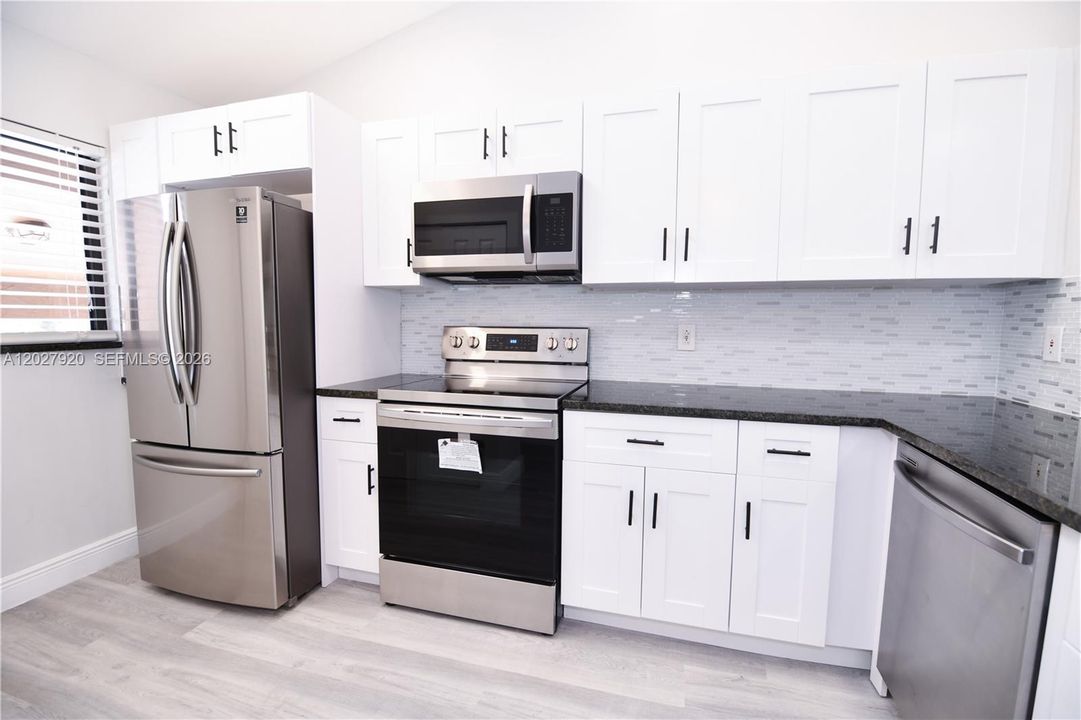 For Rent: $2,300 (2 beds, 2 baths, 985 Square Feet)