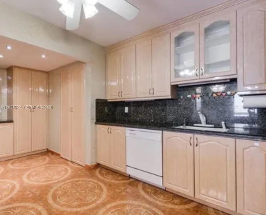 For Rent: $2,750 (2 beds, 2 baths, 1580 Square Feet)