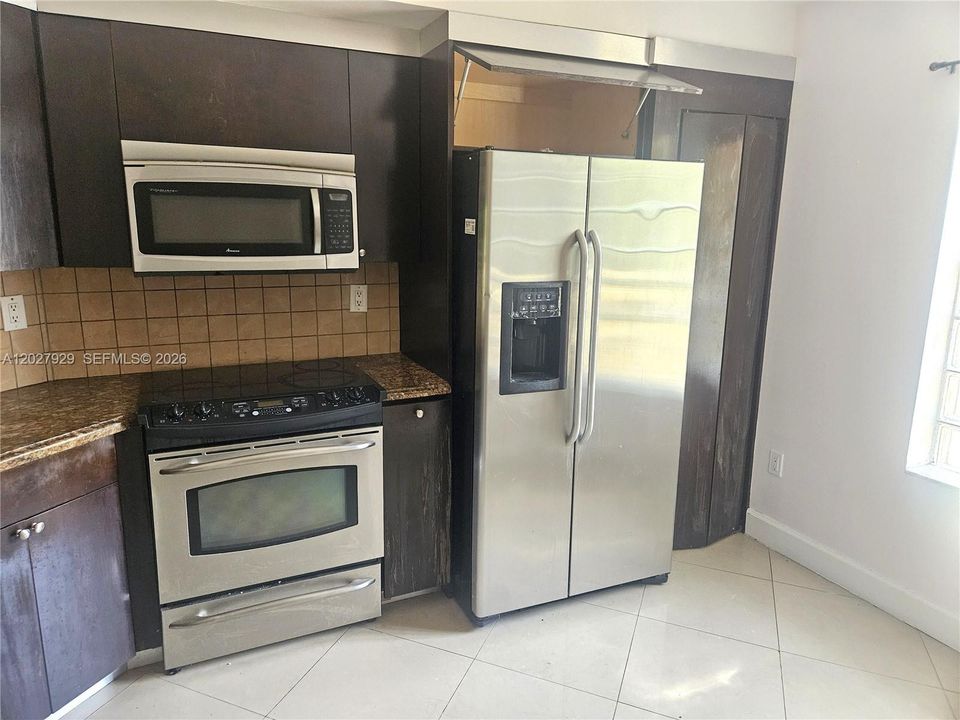 For Rent: $2,450 (2 beds, 2 baths, 1214 Square Feet)