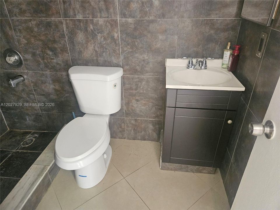 For Rent: $2,450 (2 beds, 2 baths, 1214 Square Feet)