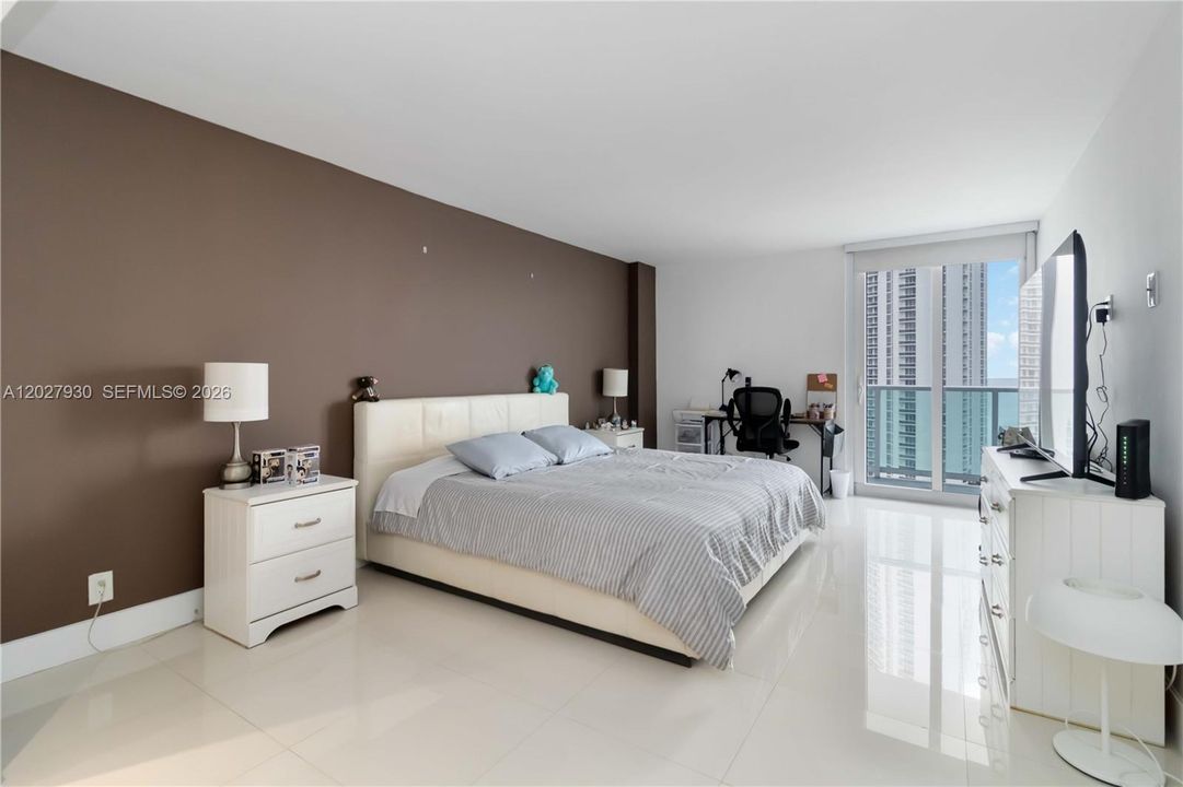 For Sale: $670,000 (2 beds, 2 baths, 1331 Square Feet)