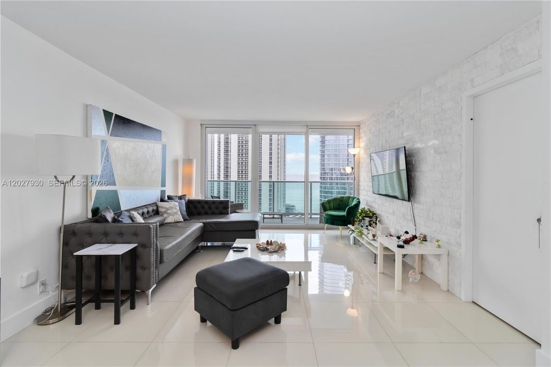 For Sale: $670,000 (2 beds, 2 baths, 1331 Square Feet)