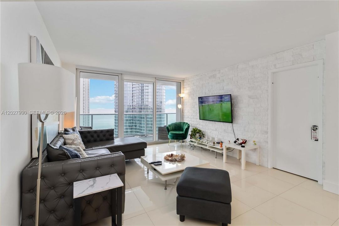 For Sale: $670,000 (2 beds, 2 baths, 1331 Square Feet)