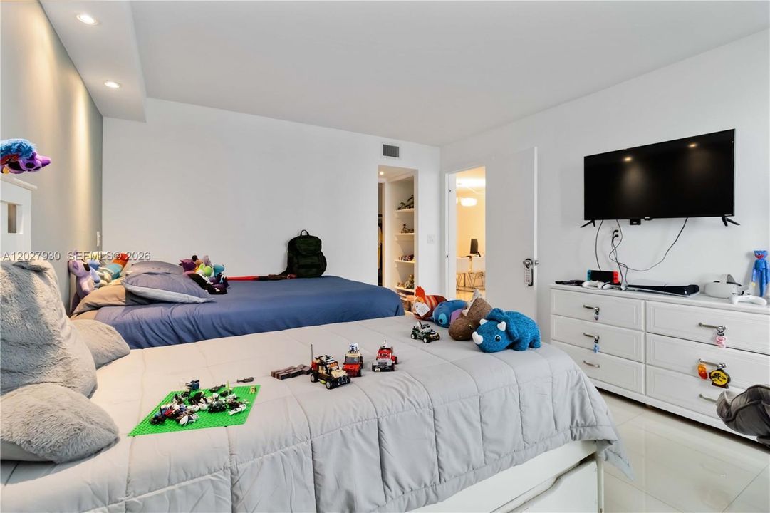 For Sale: $670,000 (2 beds, 2 baths, 1331 Square Feet)