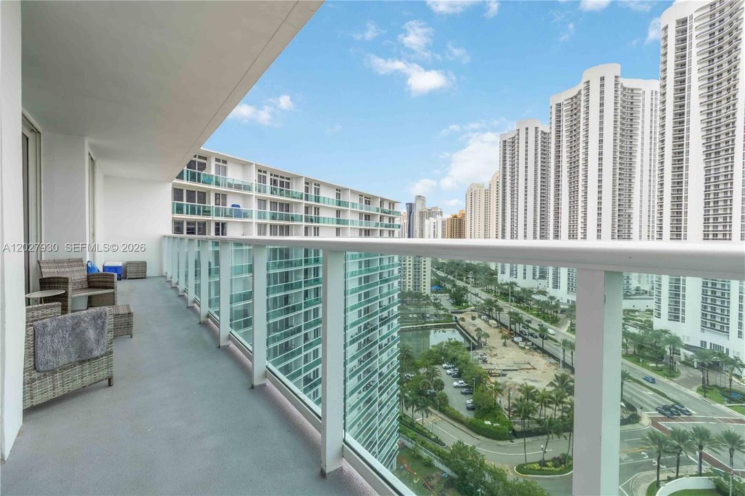 For Sale: $670,000 (2 beds, 2 baths, 1331 Square Feet)