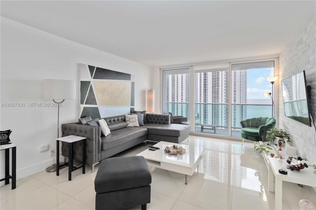 For Sale: $670,000 (2 beds, 2 baths, 1331 Square Feet)