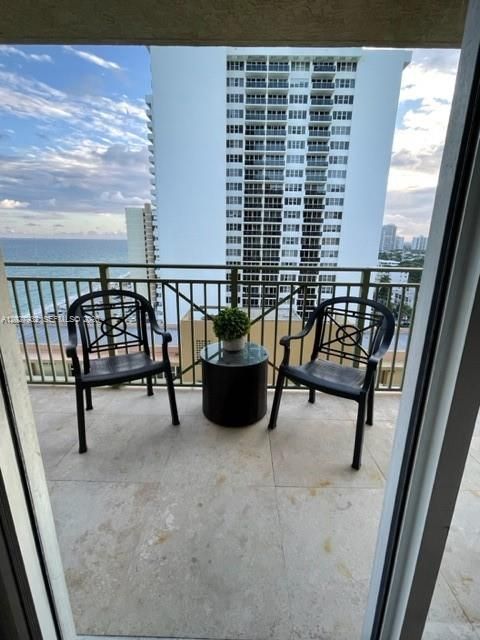 For Rent: $3,800 (2 beds, 2 baths, 1000 Square Feet)