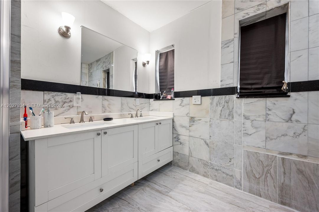 En Venta: $995,000 (5 camas, 3 baños, 3168 Pies cuadrados)