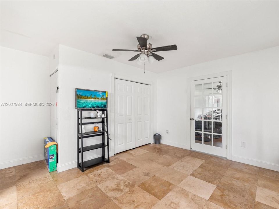 En Venta: $995,000 (5 camas, 3 baños, 3168 Pies cuadrados)