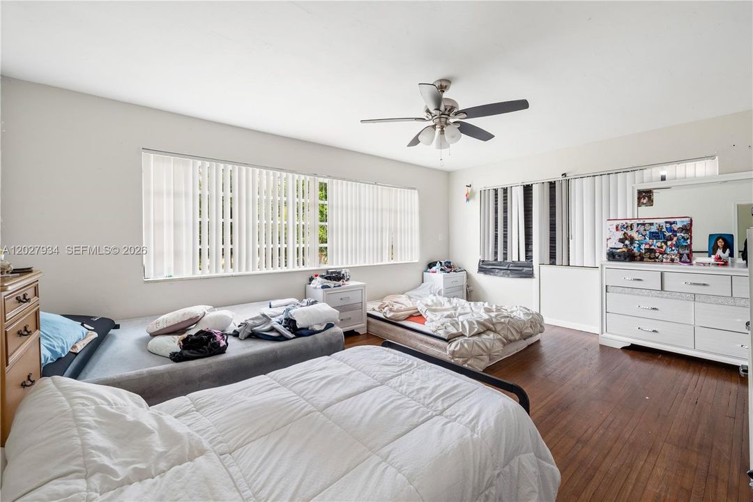 En Venta: $995,000 (5 camas, 3 baños, 3168 Pies cuadrados)